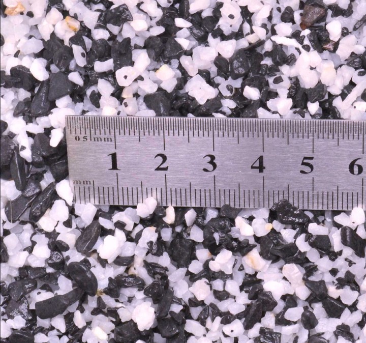 Грунт чорно-білий окатаний 2-4 мм, 10кг